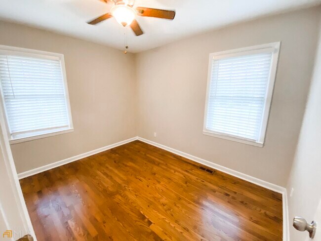 Building Photo - 381 W Candler St