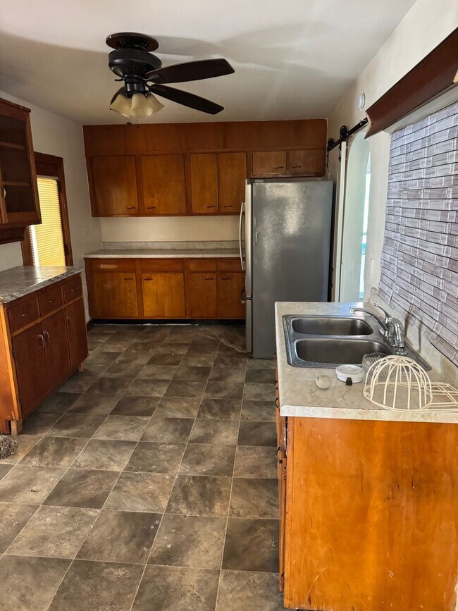 Building Photo - 3 bedroom 1 bath unit