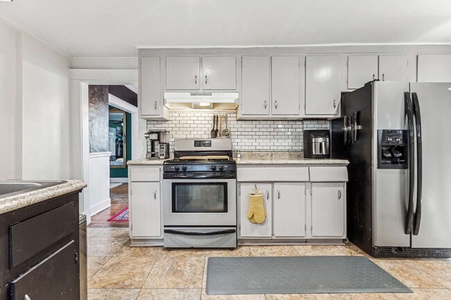 Building Photo - 102 Pear Ave