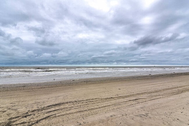 Building Photo - 3229 Castle Dr