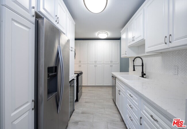 Building Photo - 927 Kings Rd