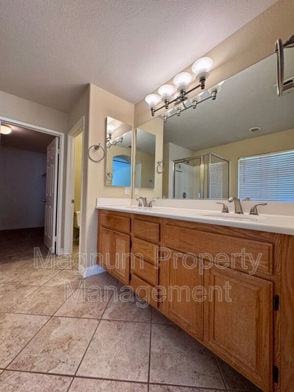 Building Photo - 30997 Oakhill Dr