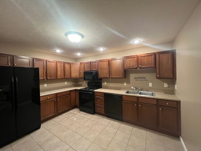 Building Photo - Beautiful 2 Bedroom 2.5 Bath Condo With Lo...