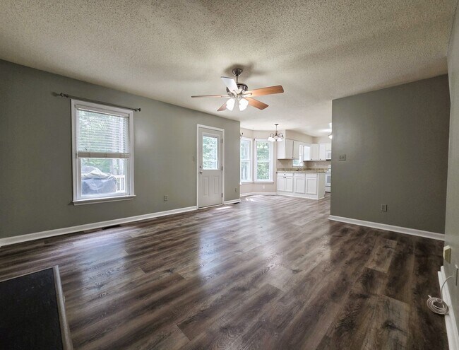 Building Photo - Well maintained 2 story home in Providence Creek Subdivision