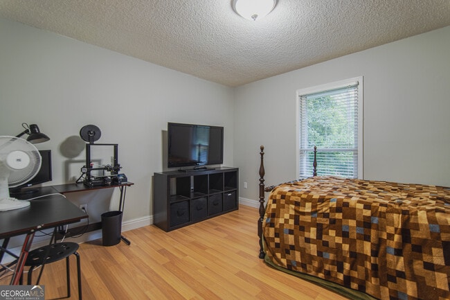 Building Photo - 15 Falcon Dr