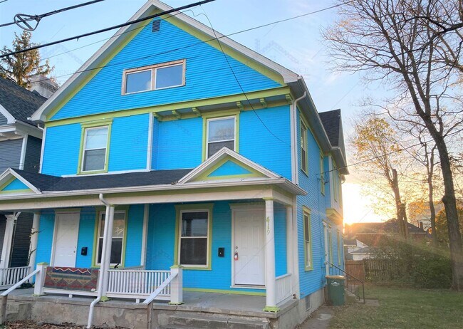 Primary Photo - 421-421 Alberta St