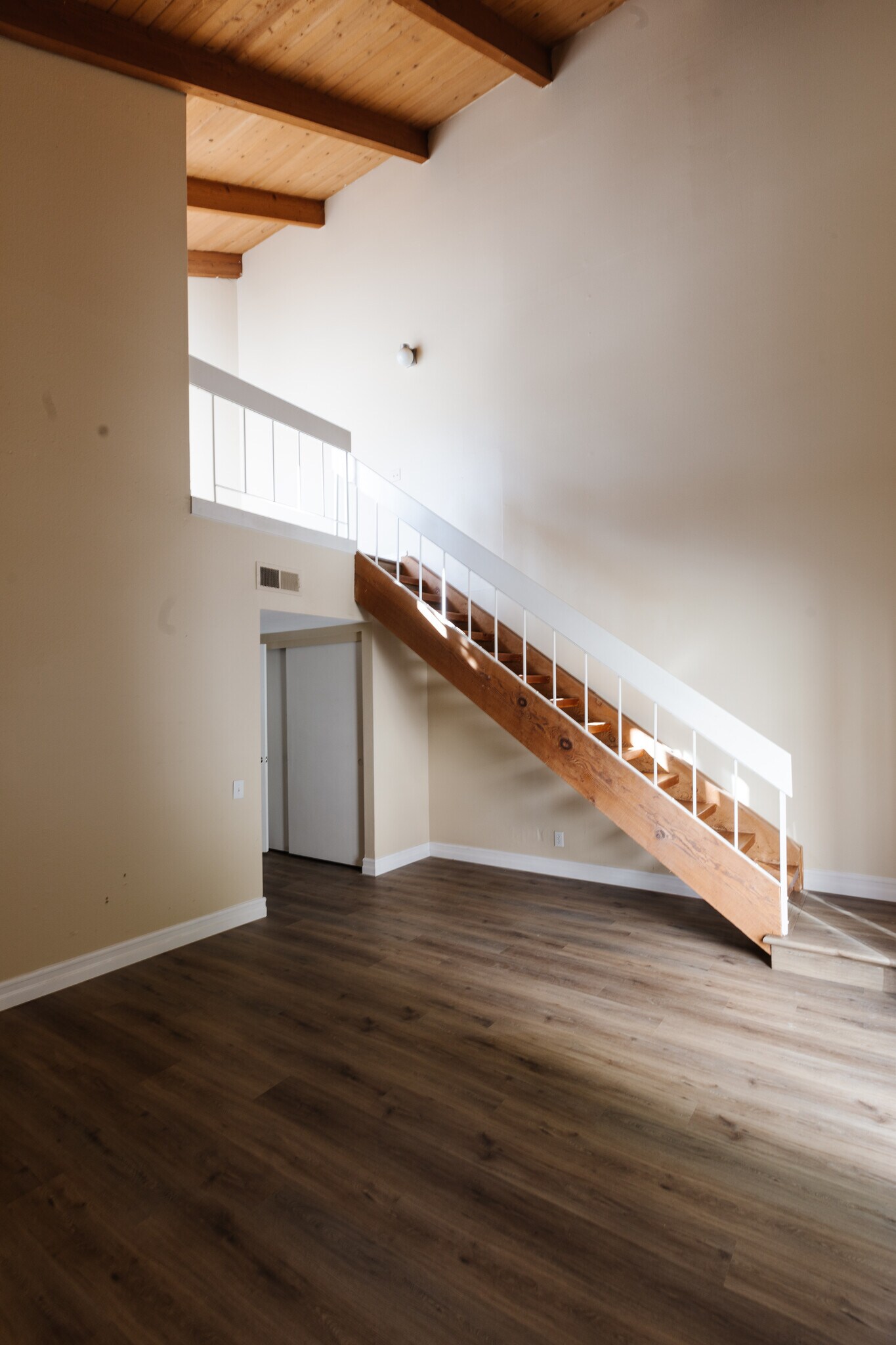 Building Photo - 10933 Wellworth Ave