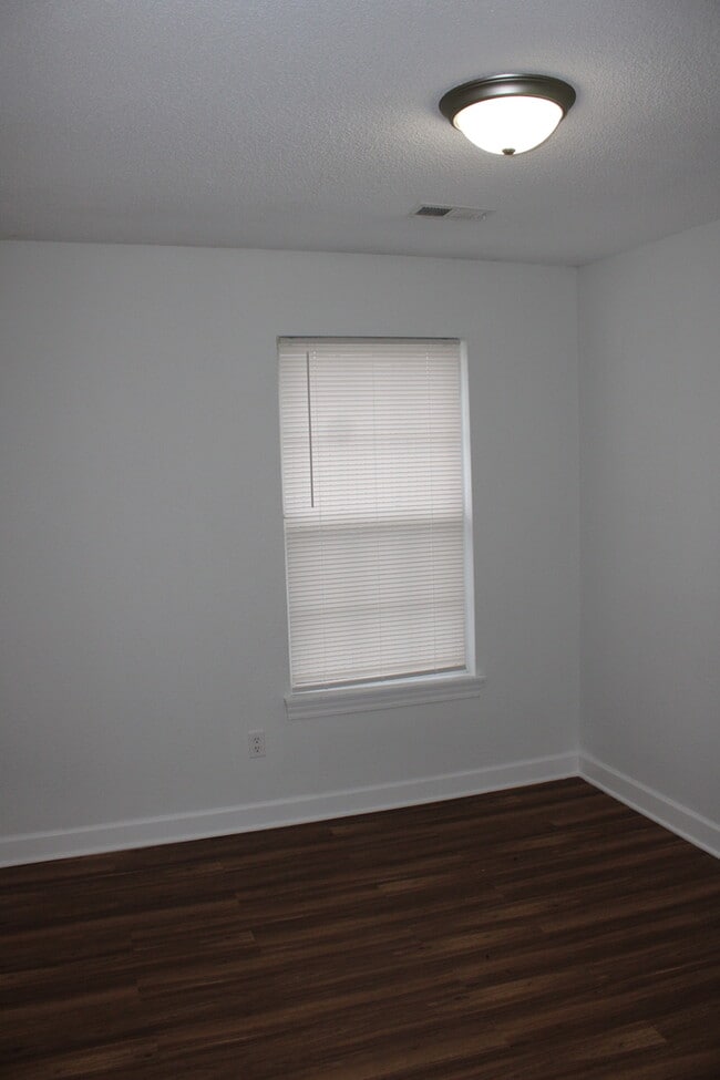 Building Photo - Beautiful 3 bedrooms and 2.5 baths with vanity in ALL ELECTRIC townhome in Blue Springs, MO