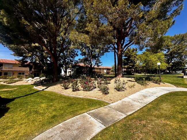 Building Photo - AVAILABLE NOW!! 1 BEDROOM 1 BATHROOM CONDO IN MISSION LAKES DESERT HOT SPRINGS
