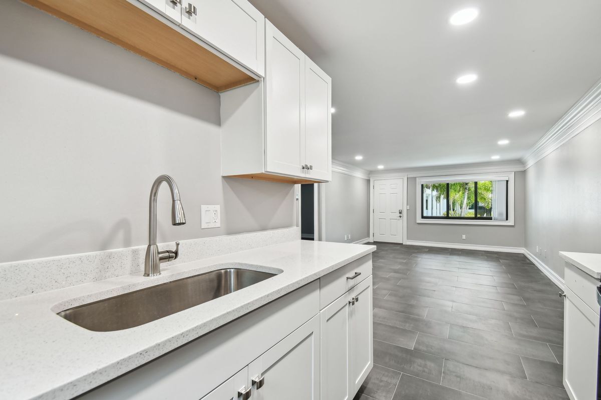 Building Photo - 2942 W Bay Dr