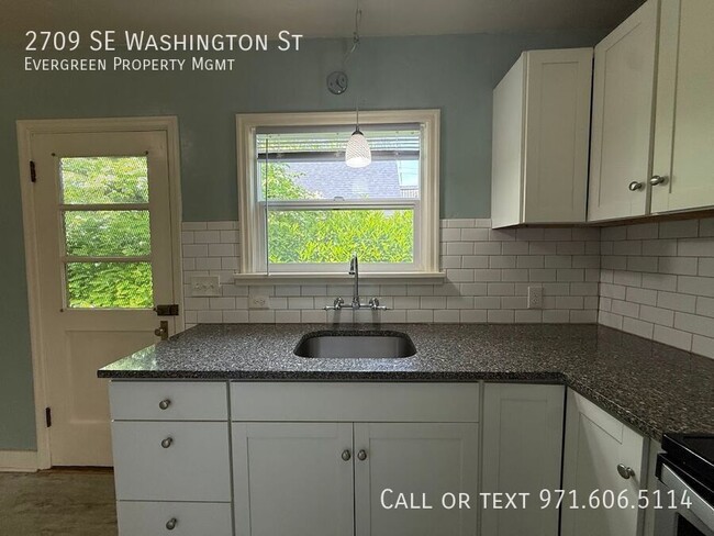 Building Photo - 2709 SE Washington St