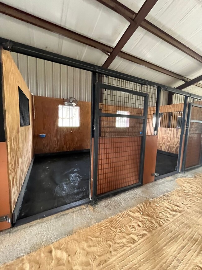 Building Photo - 4/3 Ocala HITS Stalls/RV Hook-Ups/Paddocks...