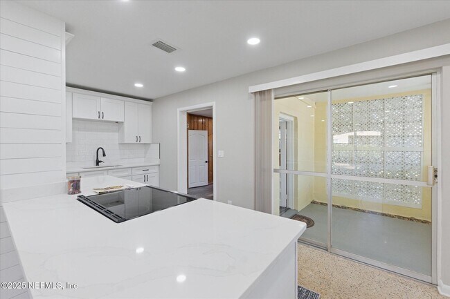 Building Photo - 863 Westgate Dr