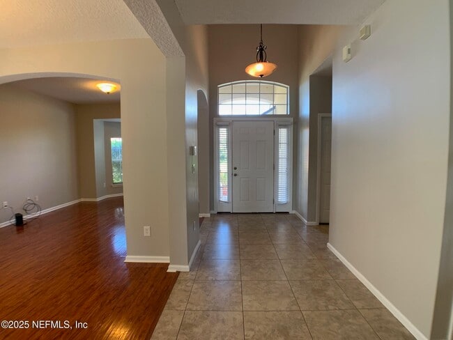 Building Photo - 647 Acorn Chase Dr