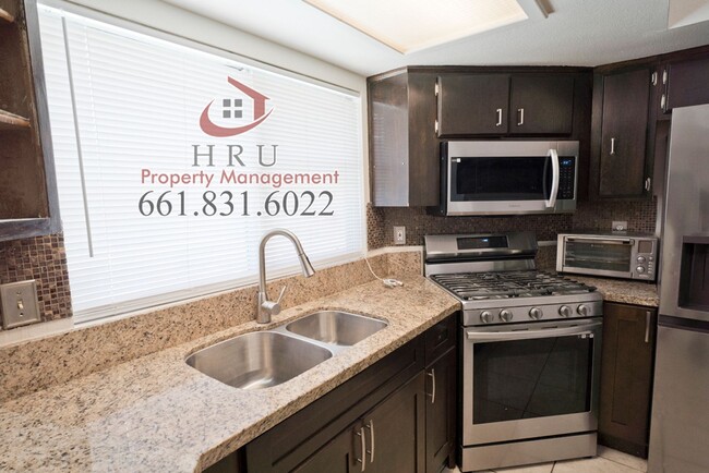 Building Photo - SW-4 bed/3 bath + pool house