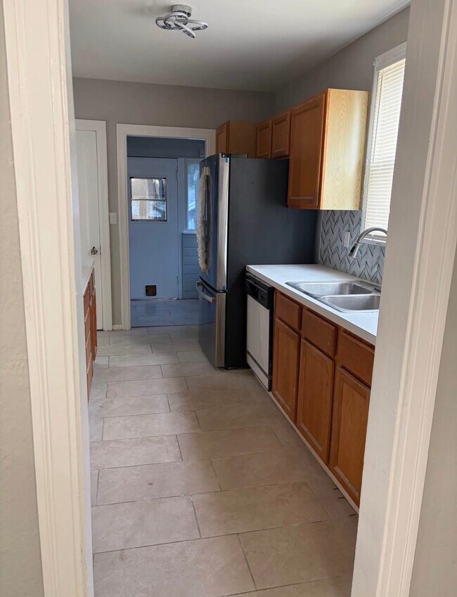 Building Photo - 2114 Merrill Ave