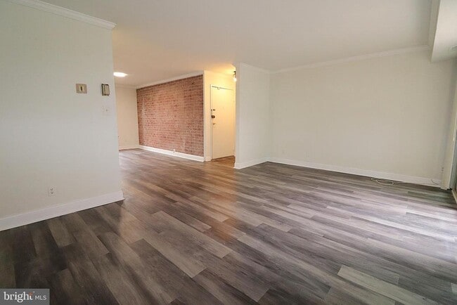 Building Photo - 6010 Westchester Park Dr