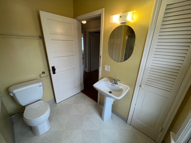 Building Photo - AVAILABLE JUNE - 3 BED 1 BATH NEAR CAMPUS