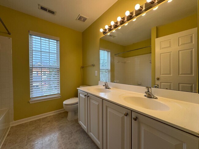 Building Photo - Stunning  4 Bed 3 Bath Home With Spacious ...