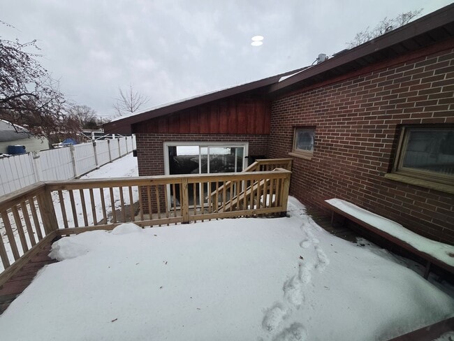 Building Photo - VIDEOTOUR: Gorgeous Victorian 4-bedroom home with Huge Garage! PETS WELCOME