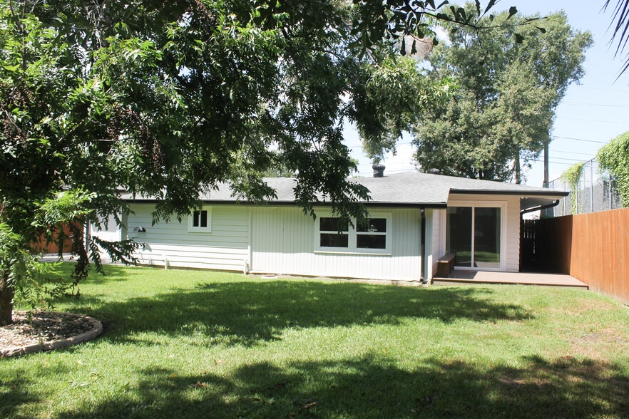 Building Photo - 2133 Generes Dr