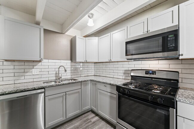 Building Photo - Charming Mid-Century Ranch Home Available Now!  1st Month's Rent is FREE!*