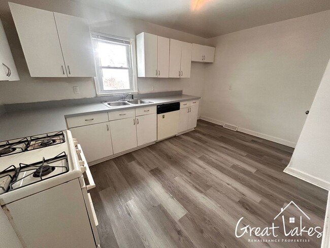 Building Photo - Cozy 3 Bedroom 1 Bathroom now available fo...