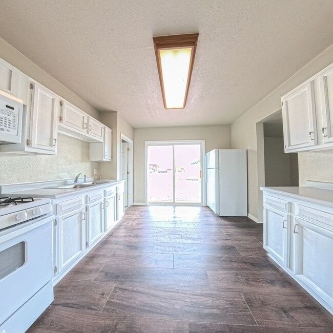 Building Photo - Newly updated 2 bedroom 1 bathroom home-Melcher