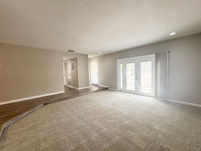 Building Photo - Audubon Park 2/2 Corner Unit Villa with La...