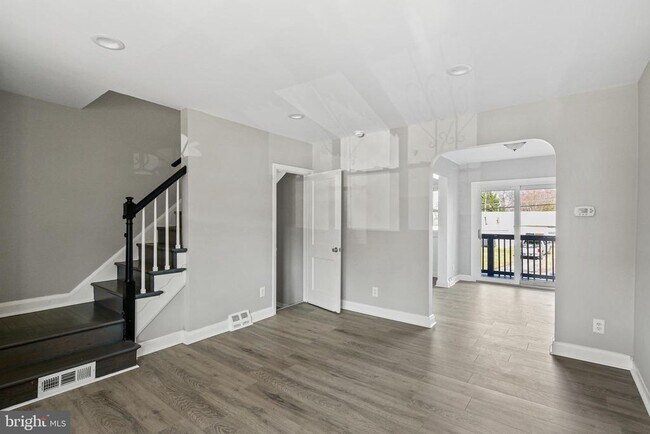 Building Photo - 165 Hampshire Rd