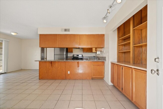 Building Photo - 2 bd, 2 bth Condo Ideal Summerlin location