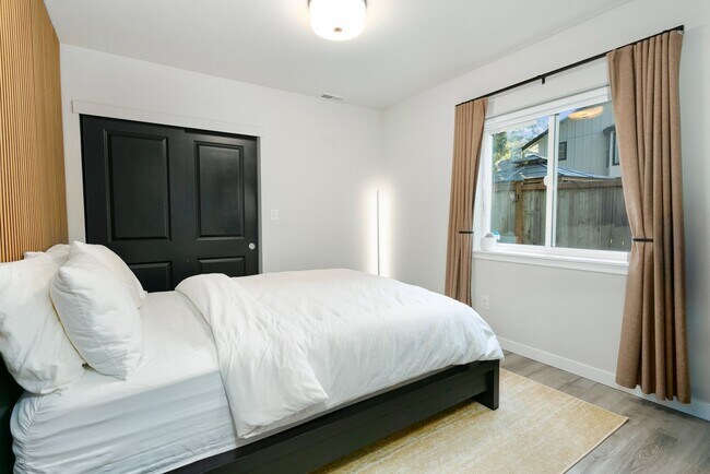 Building Photo - Gorgeous House in a Family-Friendly neighb...
