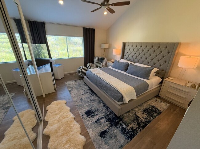 Building Photo - 2 BR / 2.5 Ba Townhome in Lovely Vista La ...