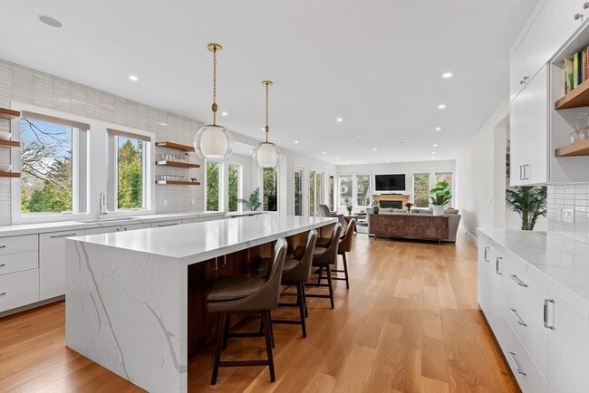 Building Photo - 5 Colonial Rd