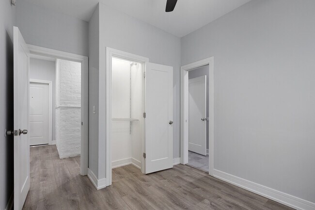 Building Photo - 1063 W Glenlake Ave