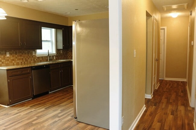 Building Photo - 1600 Mazor Dr