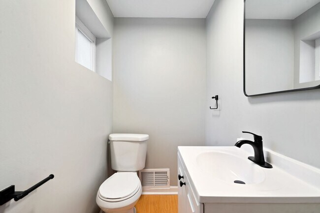 Building Photo - Renovated 2 Bed, 1.5 Bath Rowhome in Hazelwood - Central AC & Heat, Laundry - Available Now!