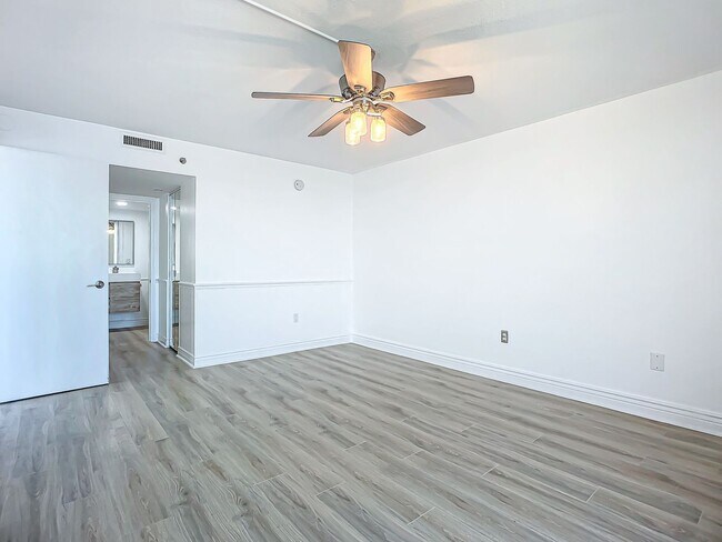 Building Photo - Stunning Penthouse Rental with Intracoasta...