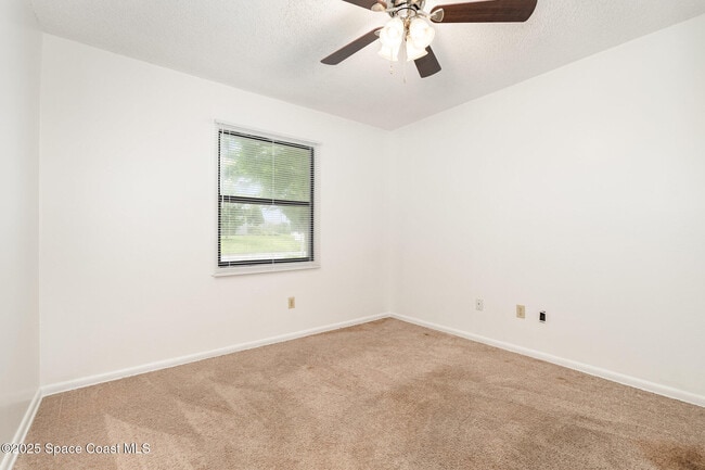 Building Photo - 4885 Cocoanut Dr