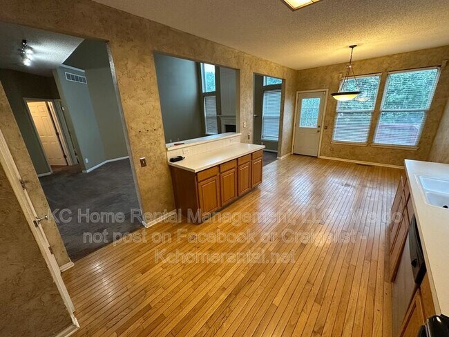 Building Photo - 9305 N Charlotte Ct