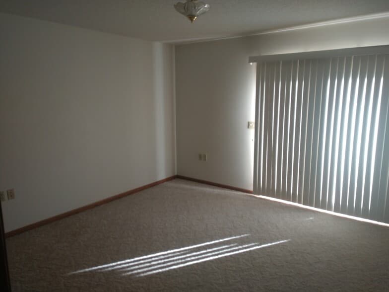 GUEST BEDROOM - 401 E Drake St