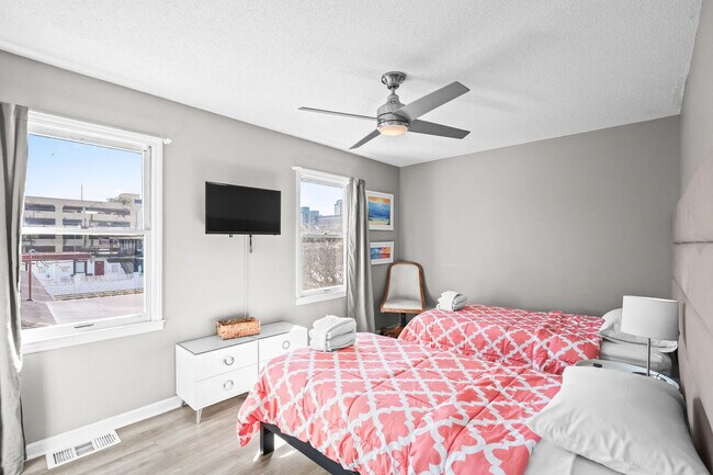 Building Photo - 405 13th Ave S