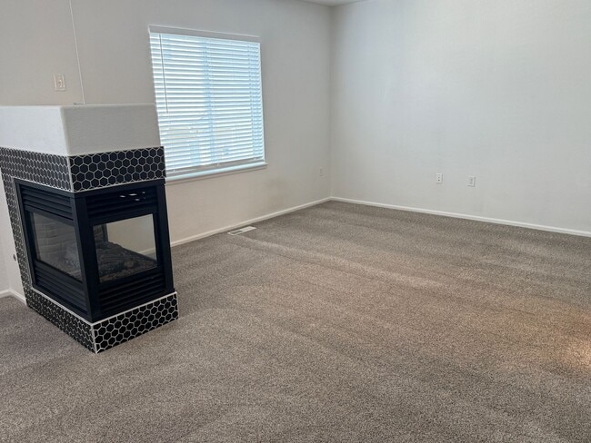 Building Photo - GEORGEOUS 2 bedroom townhome!
