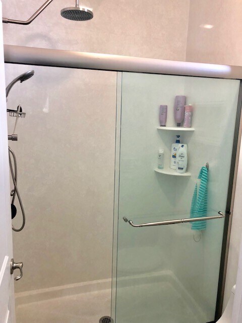Building Photo - Beautifully updated, tri- level 4 Bd/2.5 B...