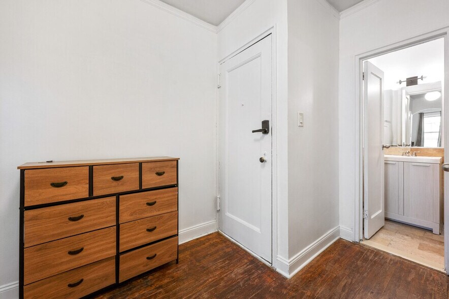 Building Photo - 343 E 51st St