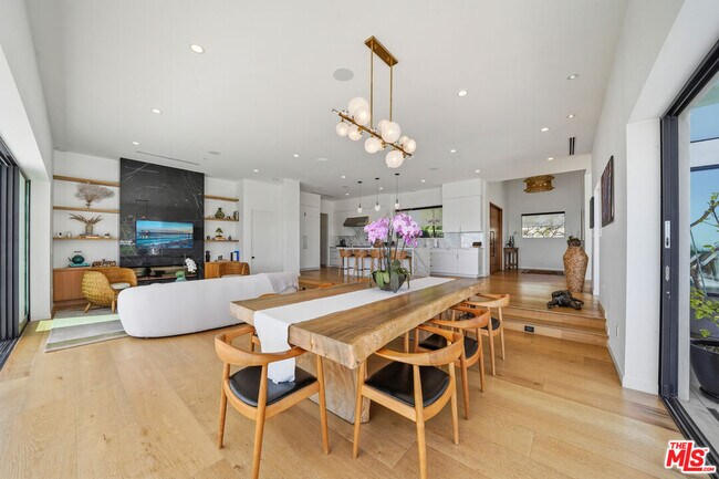 Building Photo - 8242 Hillside Ave