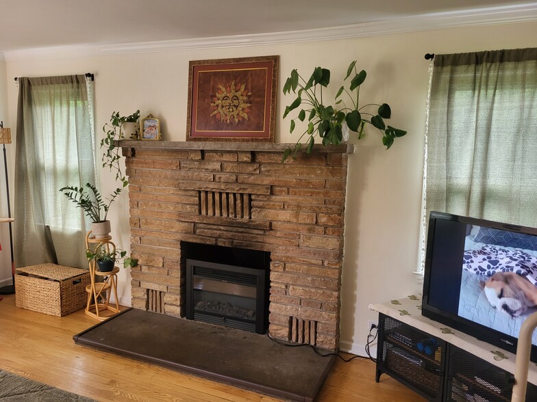 Living room - 226 North Ave