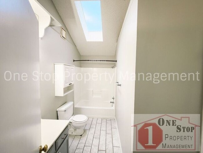 Building Photo - Gorgeous 3 Bedroom, 2 Bathroom, 2 Car Gara...