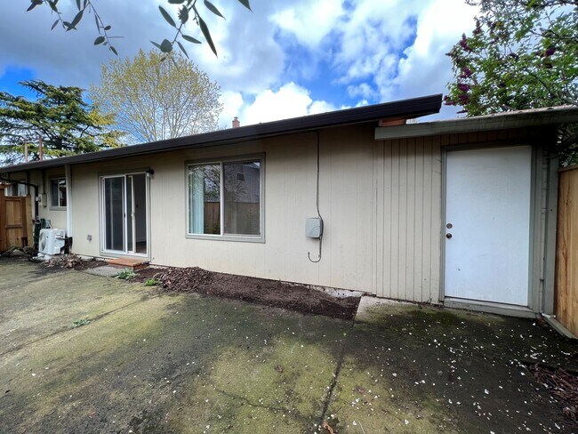 Building Photo - SFH 119 - Francis Duplex