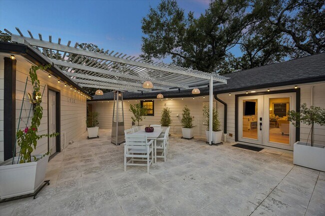 Building Photo - 8518 Westview Dr